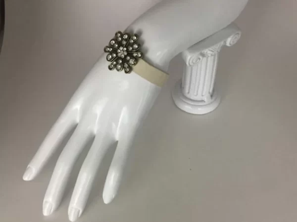 LEATHER BAND RHINESTONE FLOWER BRACELET