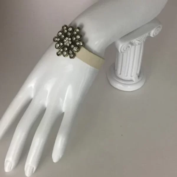 LEATHER BAND RHINESTONE FLOWER BRACELET
