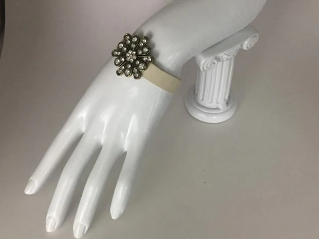LEATHER BAND RHINESTONE FLOWER BRACELET